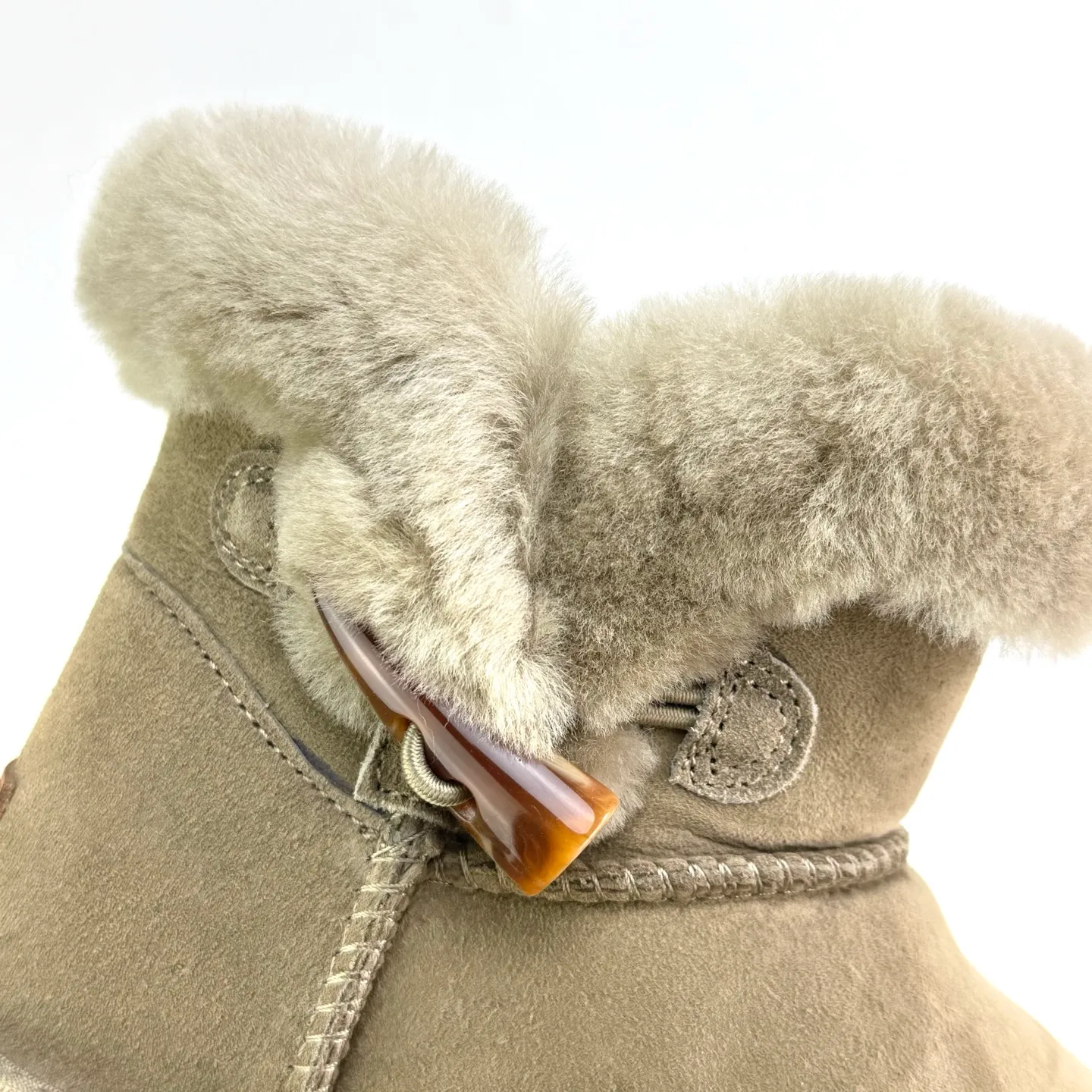 Pick up locally 💰480, the core recommendation is good price, the platform’s foreign trade is exclusive to UGG Classic Short II horn buckle women’s snow boots 1118816 Produced by the ten-year-old brand shoemaking foundry production line, paying attention to every detail, Longfeng A-grade genuine sheep fur, completely following the ZP process. Size: 35 36 37 38 39 40 Number: 29YDEF39